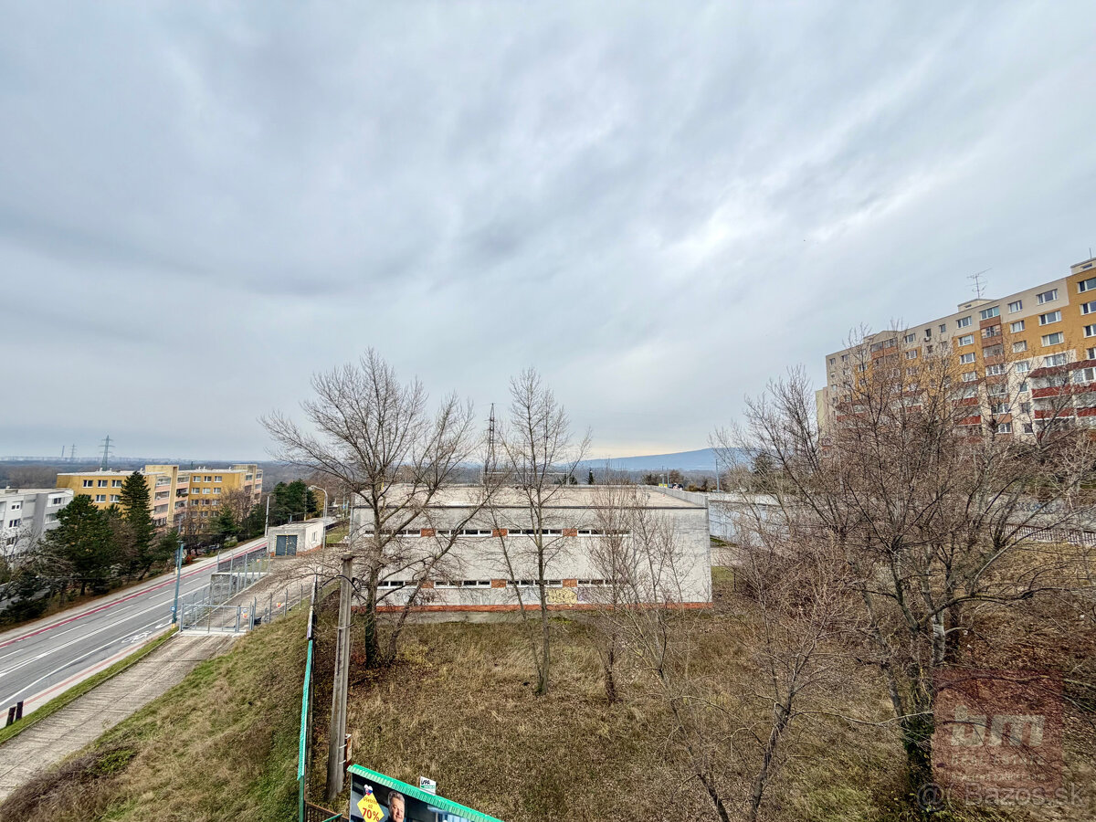 Predaj - novostavba s terasou na začiatku Karlovej Vsi - 18