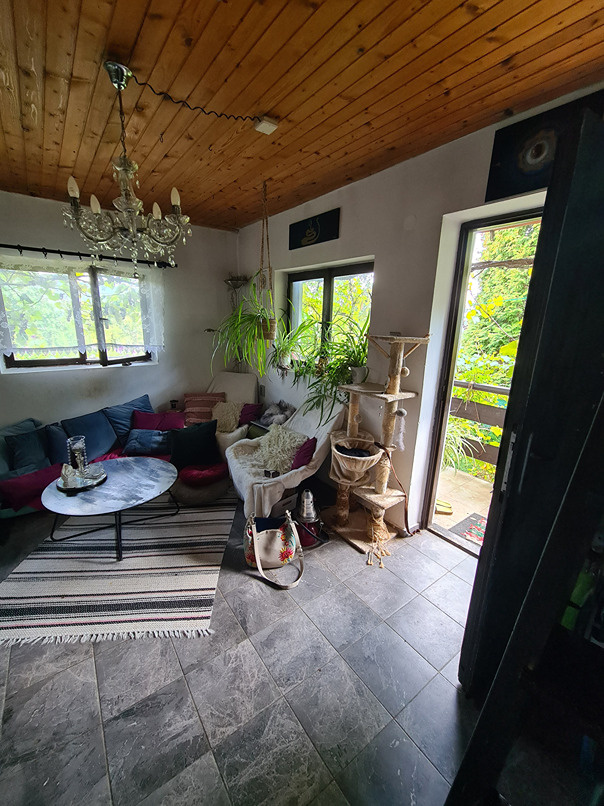 Záhrada s murovanou chatou s nádherným výhľadom - 18