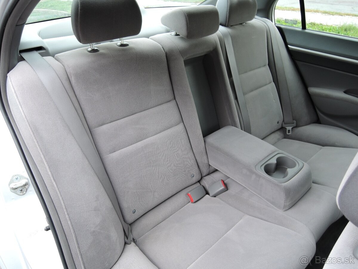 Honda Civic sedan 1,8 i-VTEC Aut. Šíbr 2006 - 18