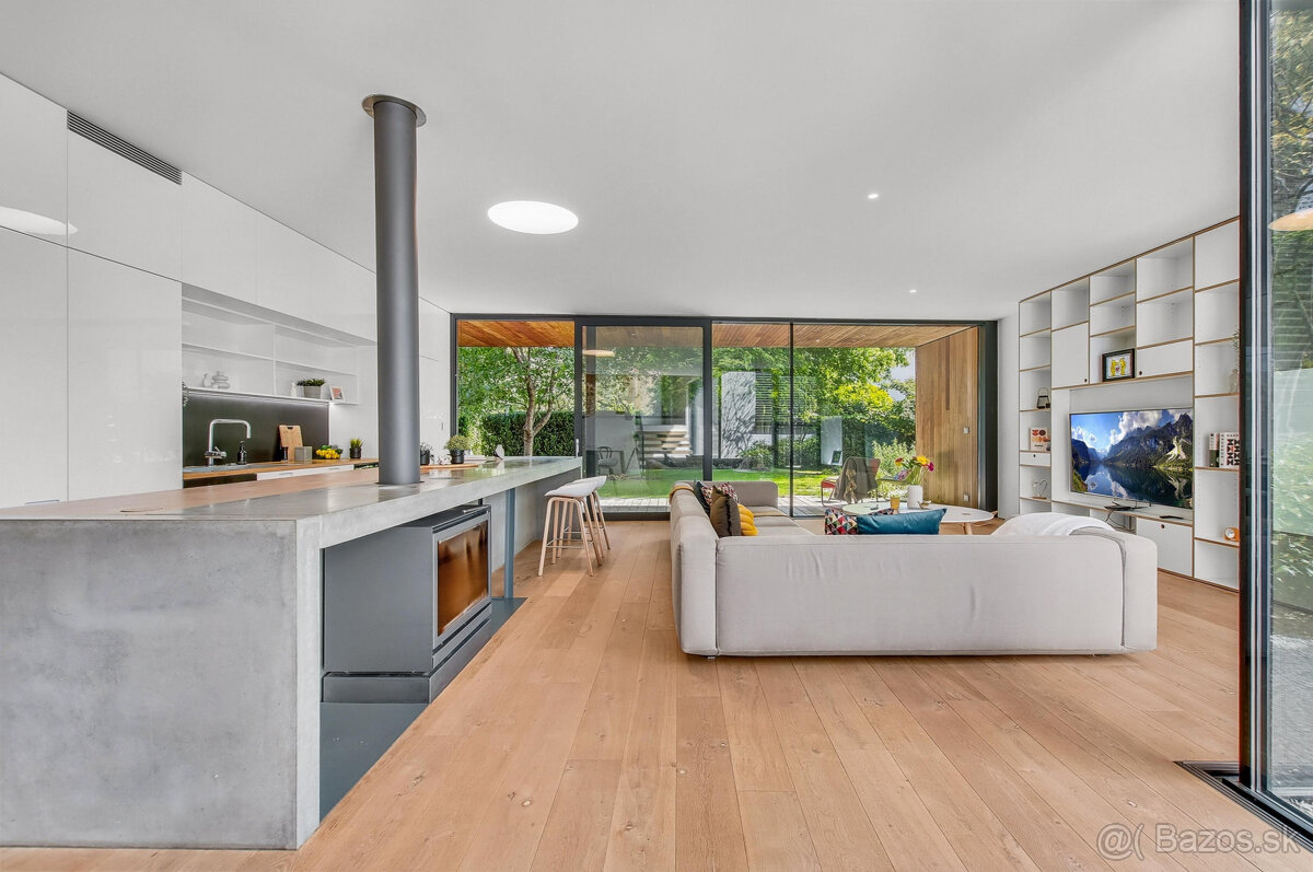 Moderný dom ukrytý za nenápadným vizuálom z ulice - 18