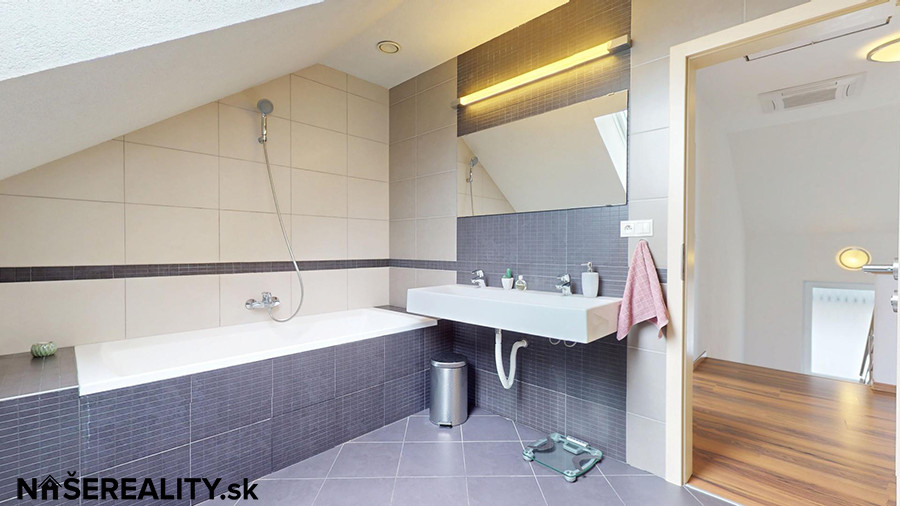 Na predaj: Moderný 5-izbový rodinný dom s bazénom, záhradou - 18