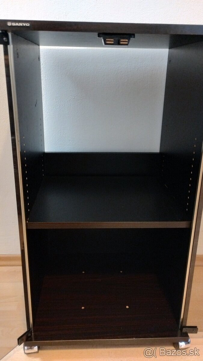 Predám midi hifi rack Sanyo - 18