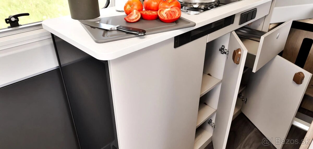 CamperVan s otvárateľnou strechou CARADO CV640 Novy Automat - 18