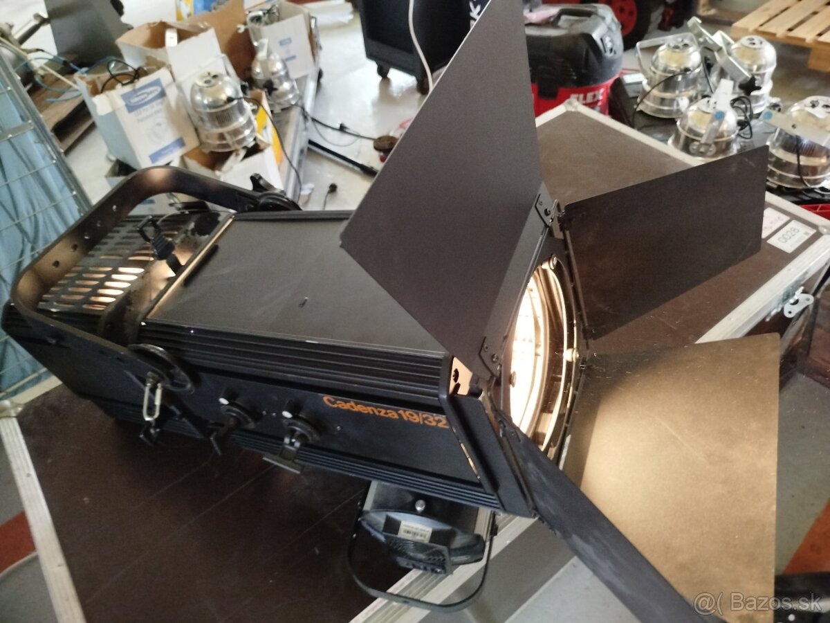 Predám Fresnel - divadelné reflektory Strand Lighting Cadenz - 18