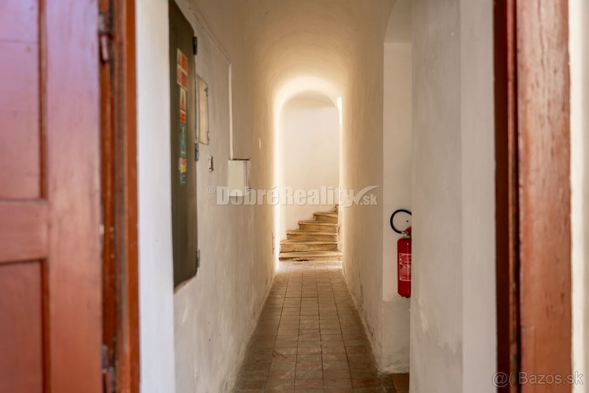 PREDAJ: Historický hostinec pod Muránskym Hradom, 1102 m2, M - 18