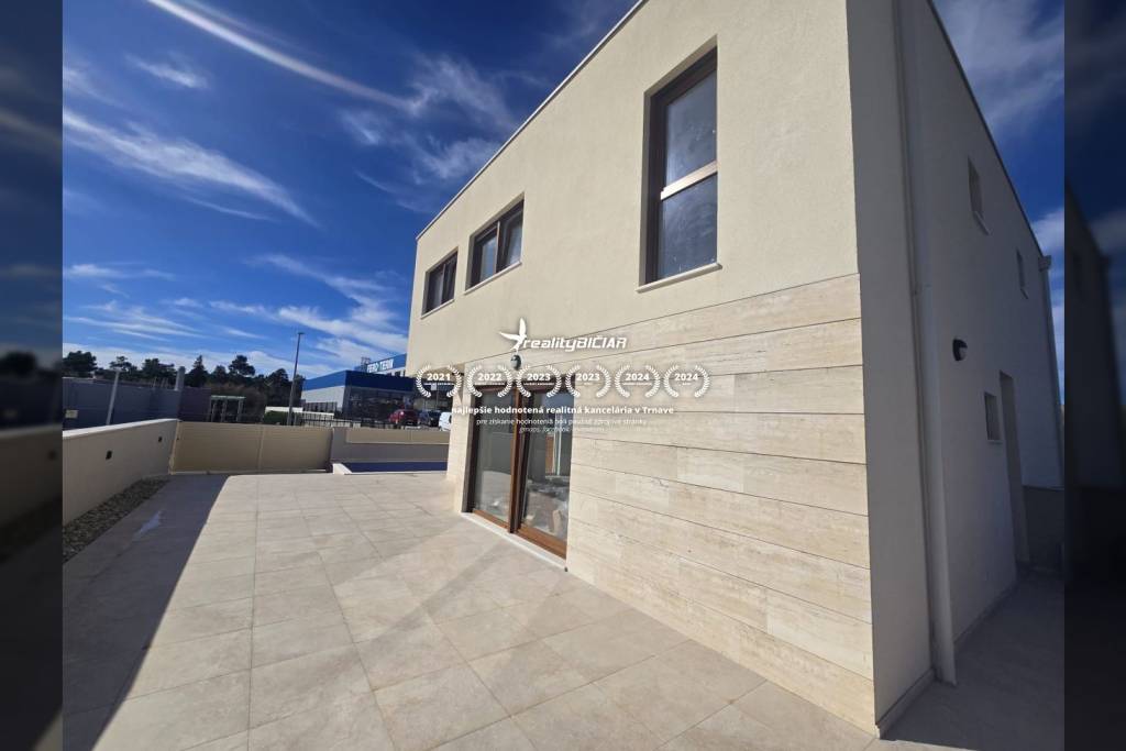 NIN - dvojdom s bazénom - 500 m od centra - 18