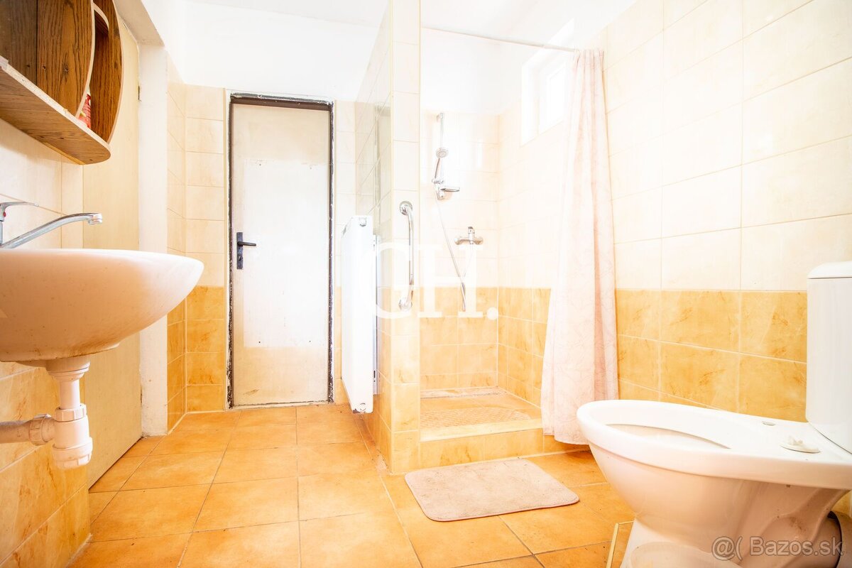 Rodinný dom na rekonštrukciu s rovinatým pozemkom 800 m² – s - 18