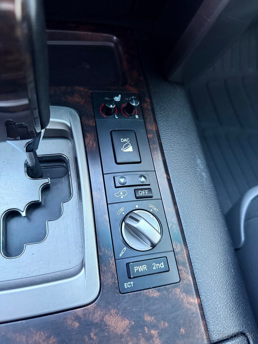 Toyota Land Cruiser 200 4.5 V8 - 18