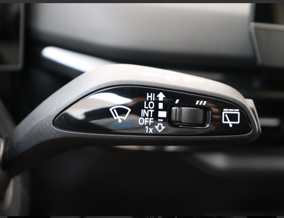 MG 4 LUXURY 64kwh - NOVÉ - MAX VÝBAVA - 18