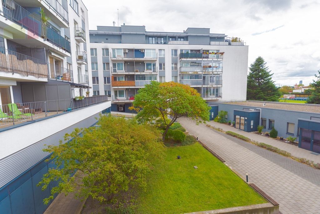 Na predaj luxusný 2-izbový byt s dvoma balkónmi, garážou a v - 18