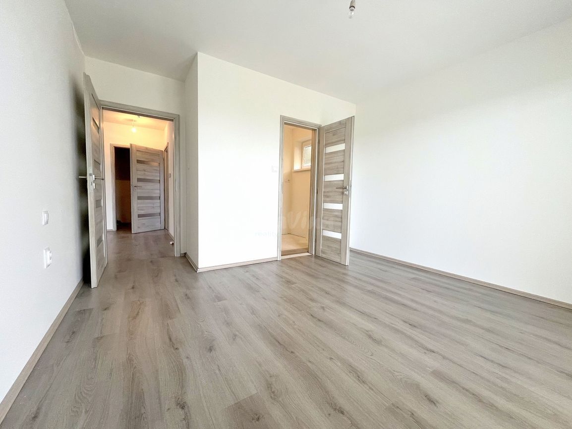 NOVOSTAVBA dokončená v obci Šišov poz.700m2 - 18