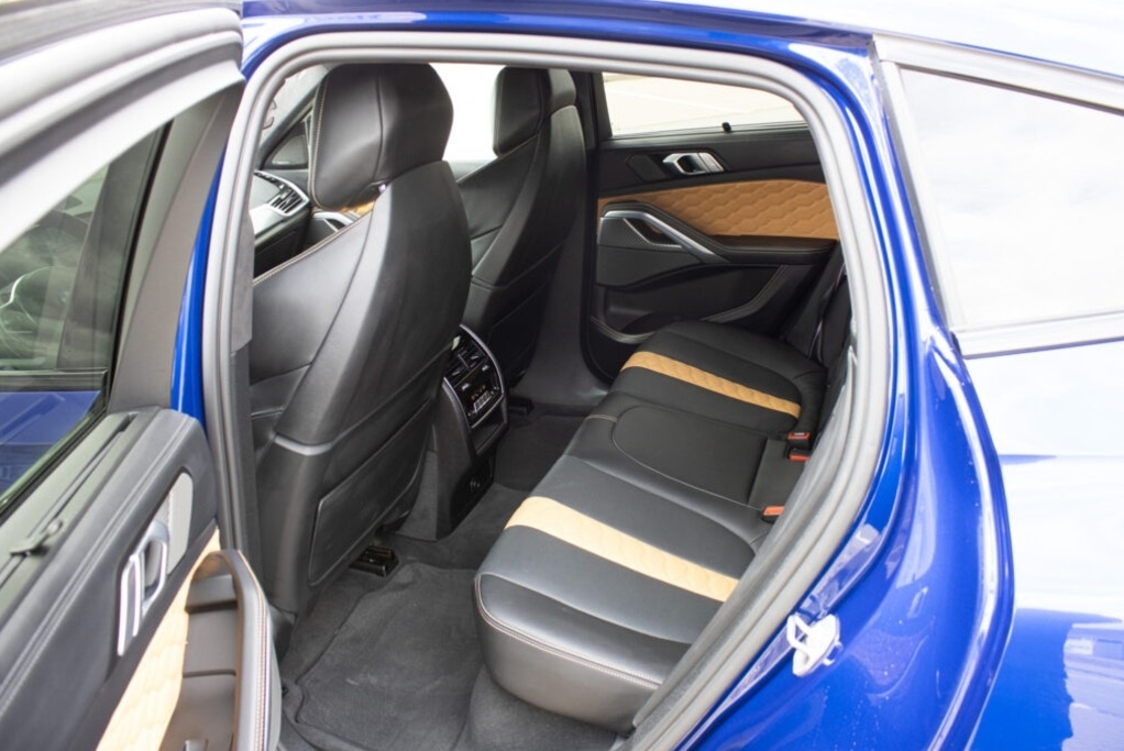 BMW X6 M Competition z roku 2021 - 18