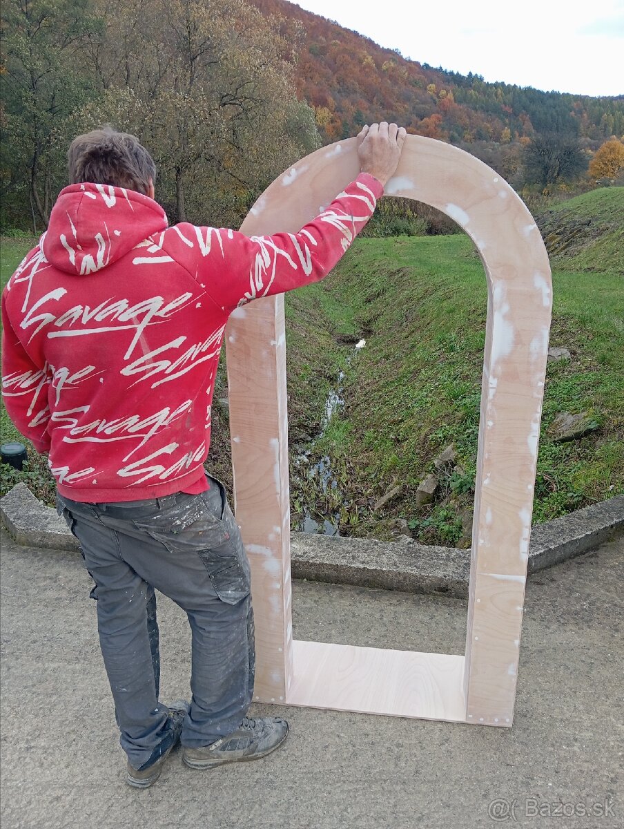 Drevené rekvizity, paravany a pódia.
- 18