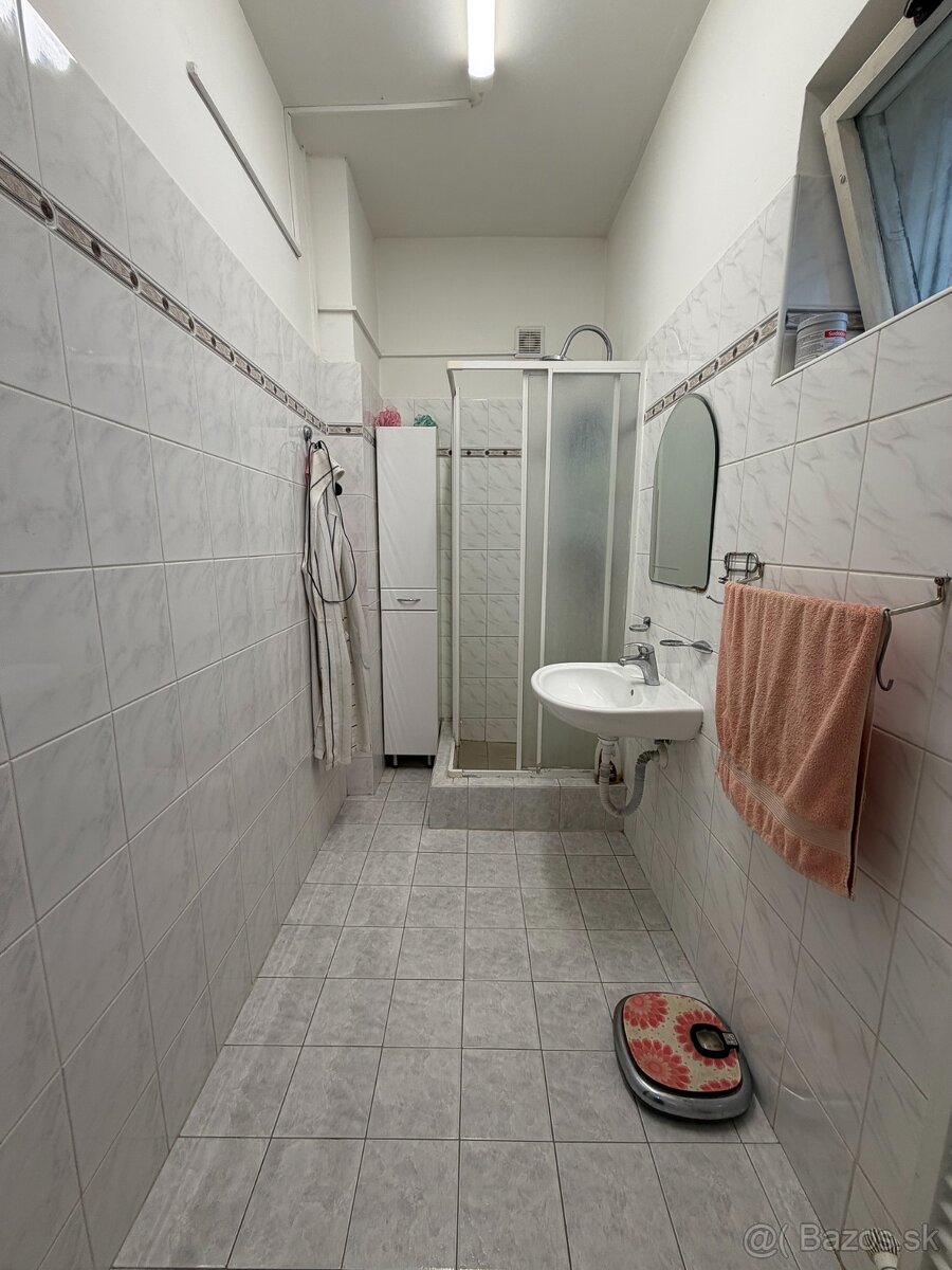 Príjemný rodinný dom v dobrej lokalite s veľkým dvorom - 18