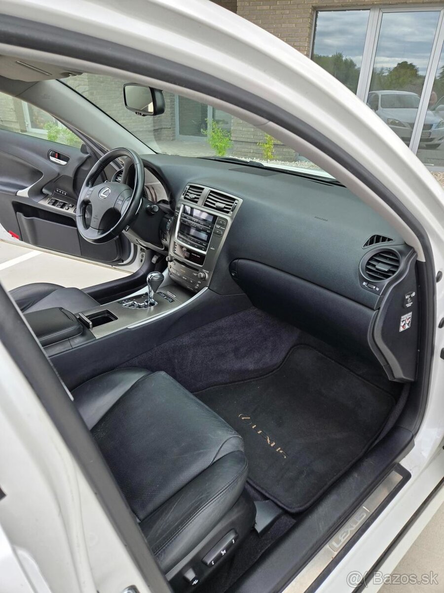 Lexus IS250 A/T - 18