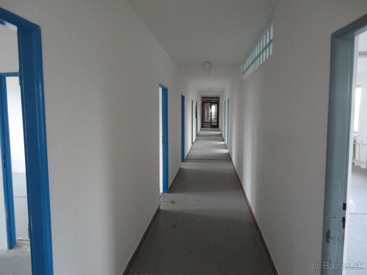 Na predaj bývalá administratívna budova v Bojniciach - 18