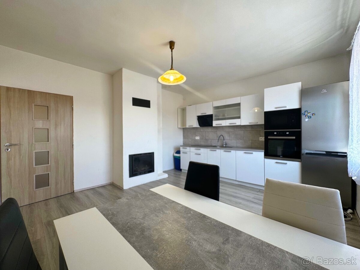 Veľký RD s bazénom v obci Petrova Ves - 2 samostatné bývania - 18