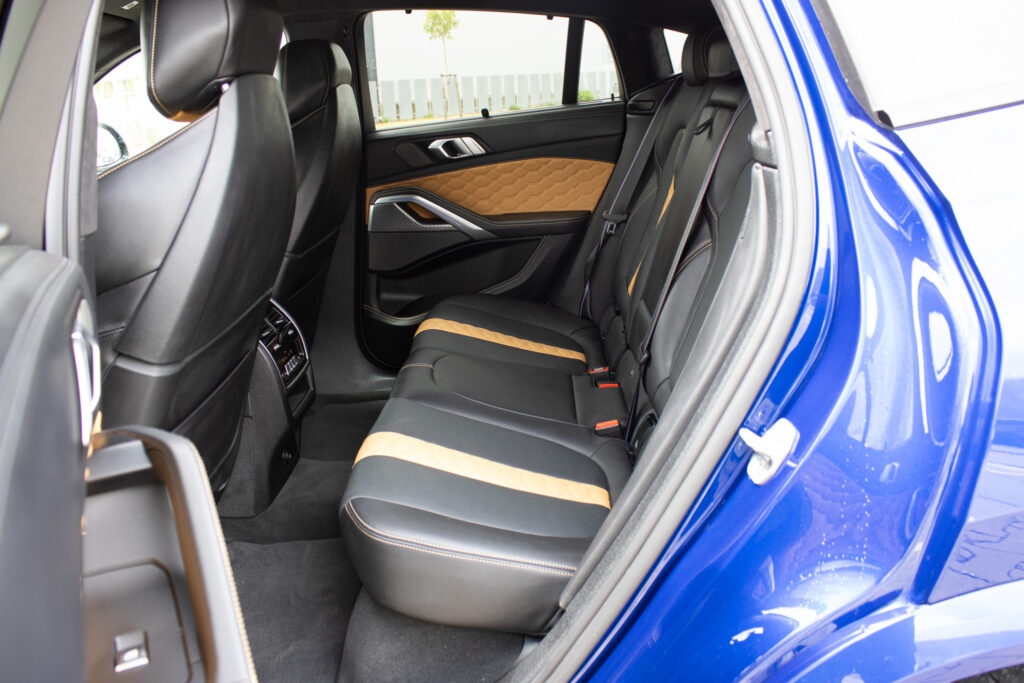 BMW X6 M Competition z roku 2021 - 18