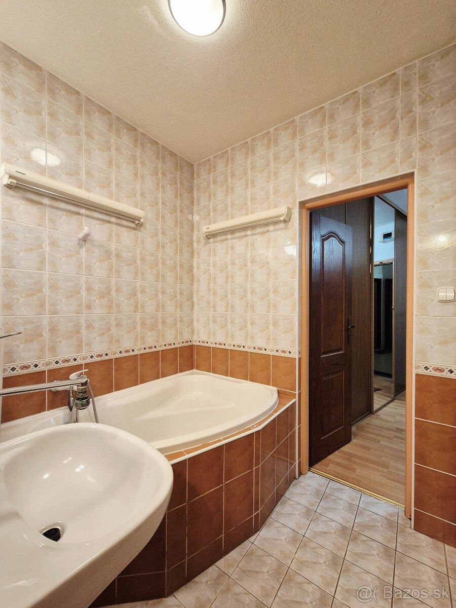 BEZ PROVÍZIE- 3 izb.byt pri OC Centrál a zimného štadióna O. - 18