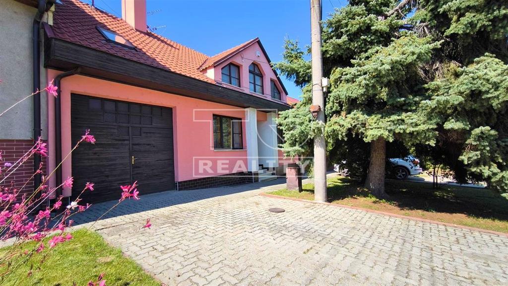 REZERVOVANÉ Rodinný dom s bazénom, saunou a dvoma... - 18