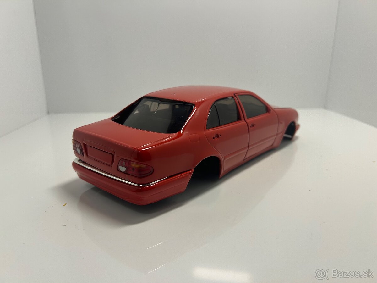 Modely aut 1:18 na diely/prerábku - 18