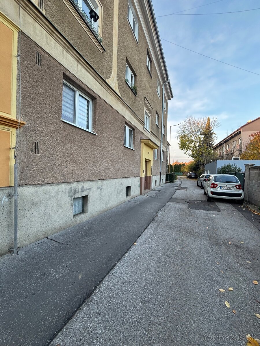 Predám kompletne zariadený 2-izbový byt  na starom sídlisku. - 18