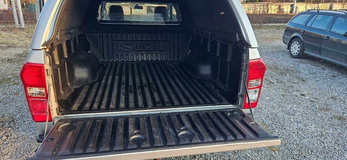 Isuzu D-max Double Cab Custom 4WD A/T - 18