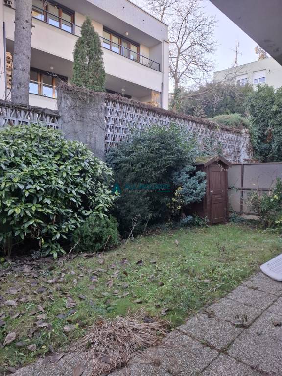 Priestranný byt v centre Bratislavy so záhradou - 18