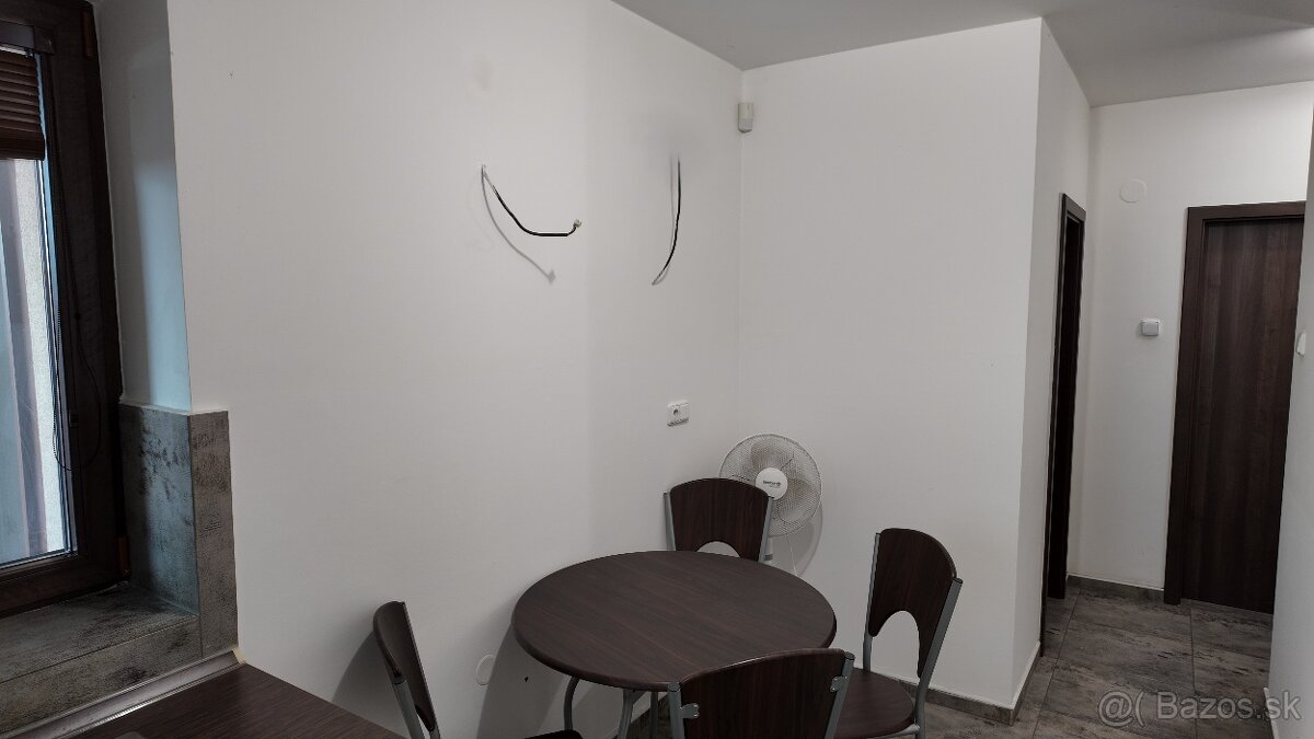 2x obchodné priestory v centre DS, Sládkovičová - 18