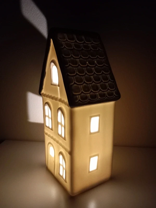Keramický Led domček vysoký 22x10,5x8 cm - 18