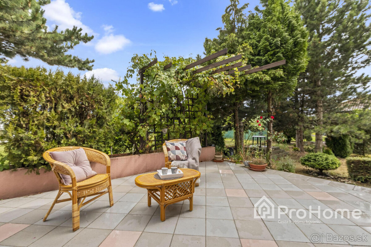 Priestranný a vzdušný rodinný dom vo Veľkej Pake - 18