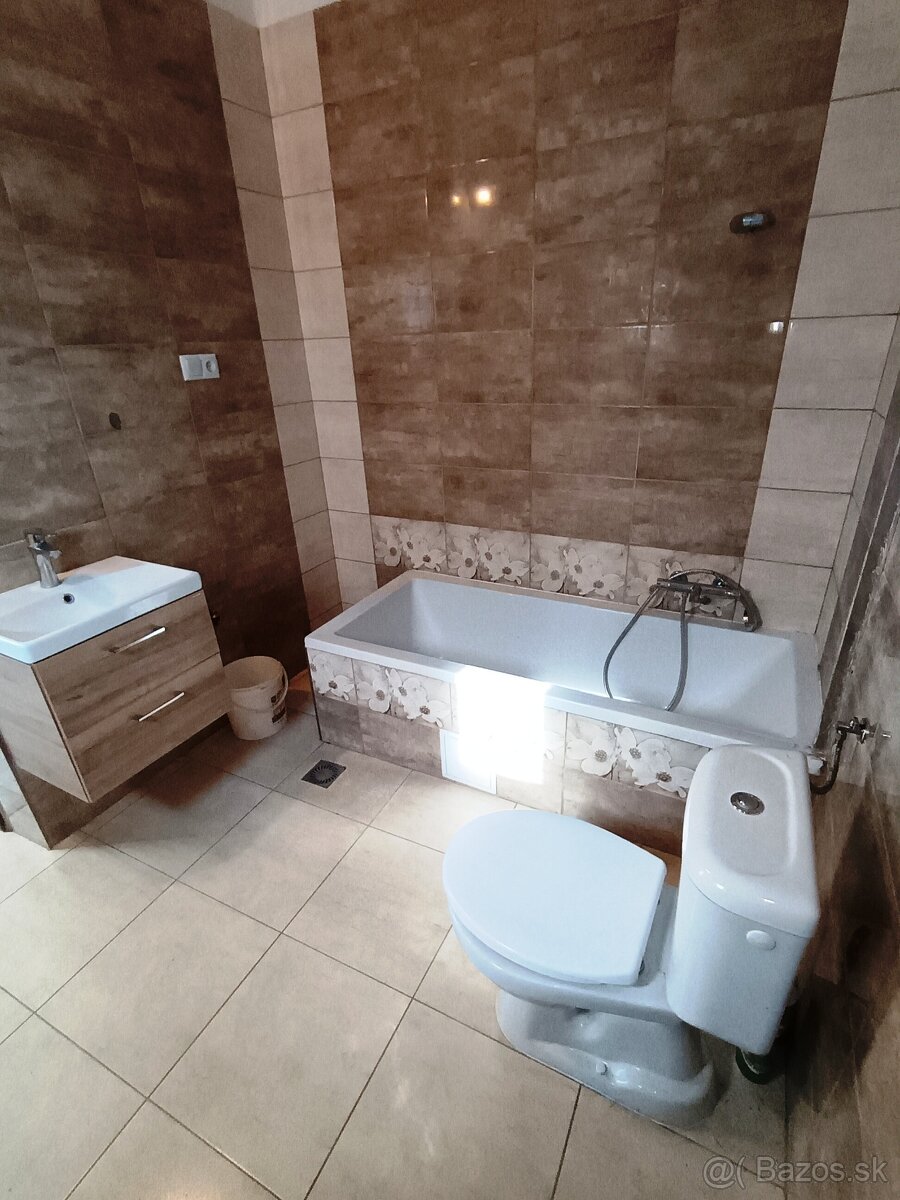 Na predaj veľký, pekný RD v Hosticiach - 18