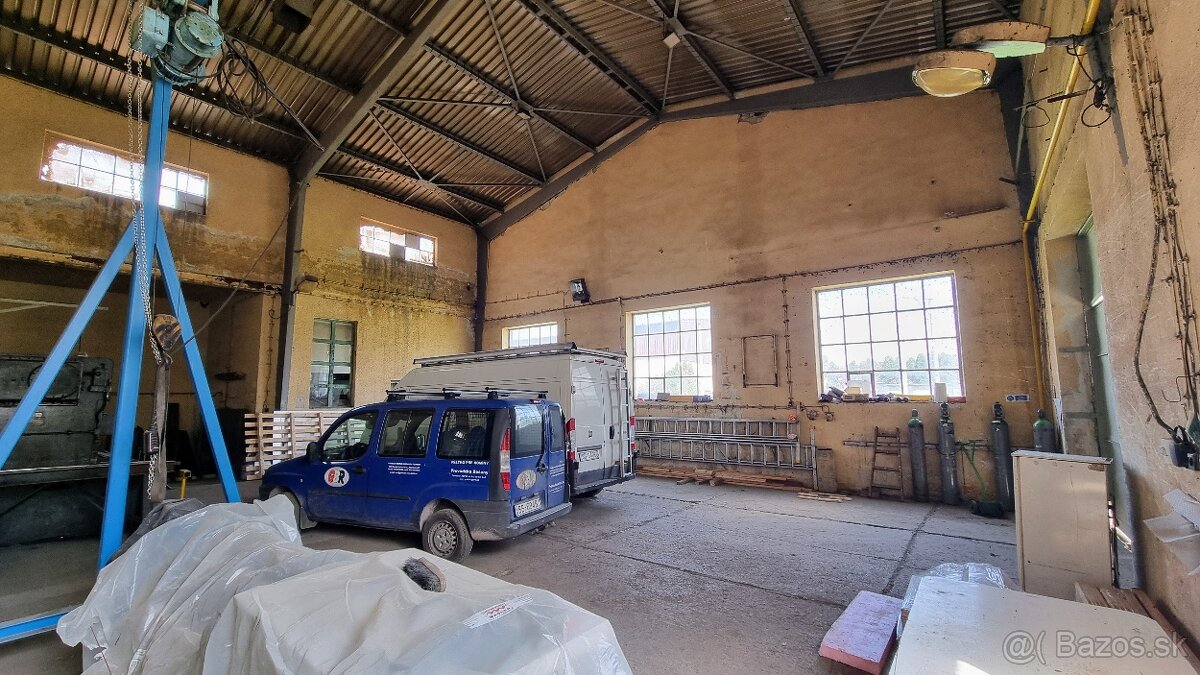 Výrobno - skladový areál Bošany, pozemok 5000 m2, žeriav - 18