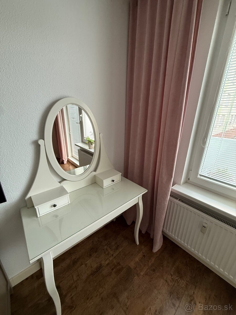 Kozmetický toaletný stolík - 18