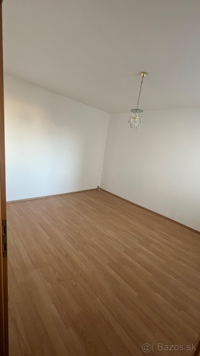 3 Izbovy byt Holleho 57 - 18