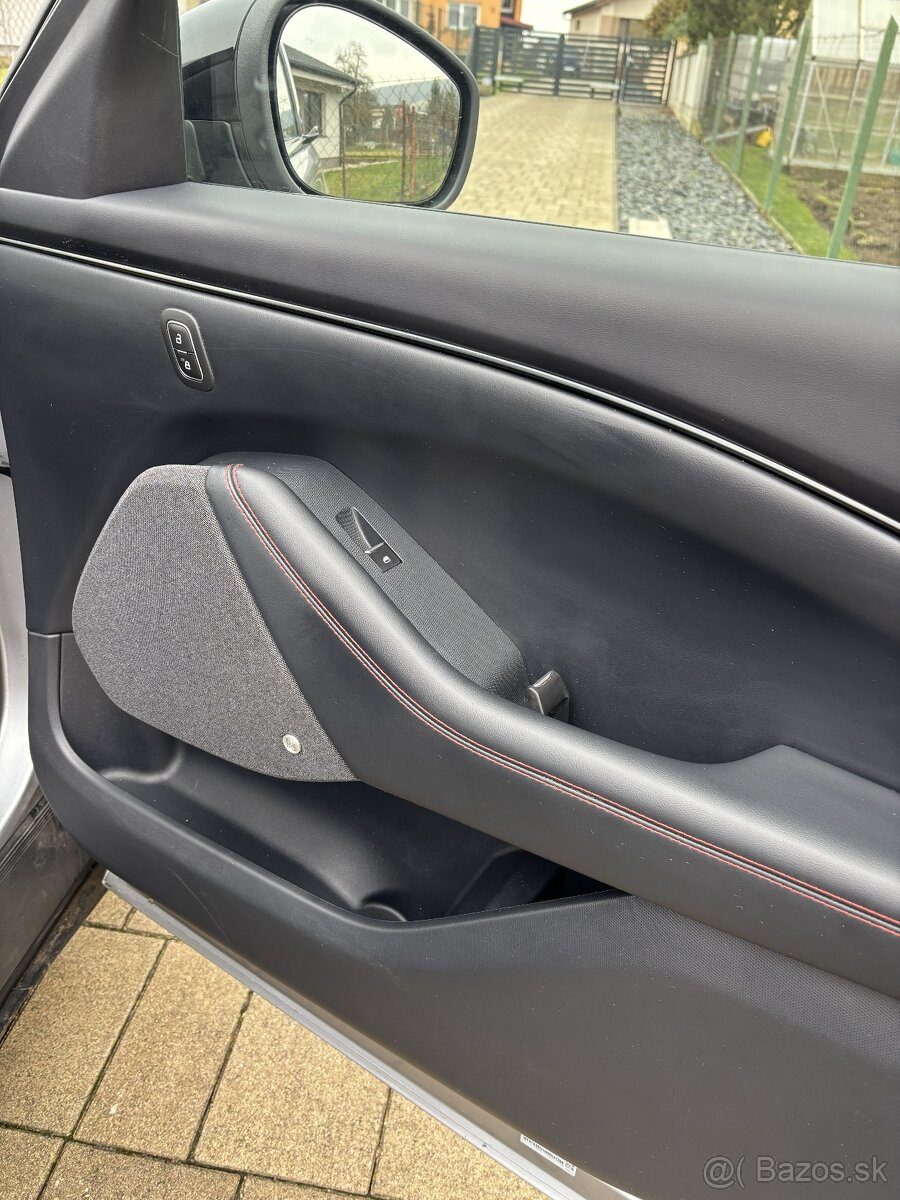 Mustang Mach-E 4x4 ER , 98 KWH , 351 koní odpočet DPH - 18