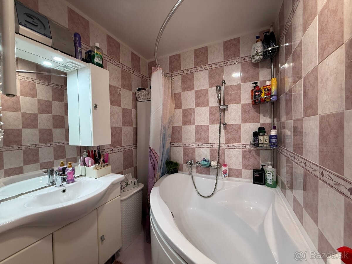 Nadštandardný štvorizbový byt v absolútnom centre Lučenca - 18