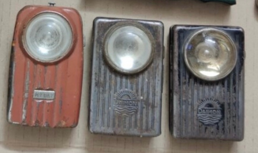 Staré veci z pôdy-staré figúrky, kordy, kalamar, šachovnice - 18