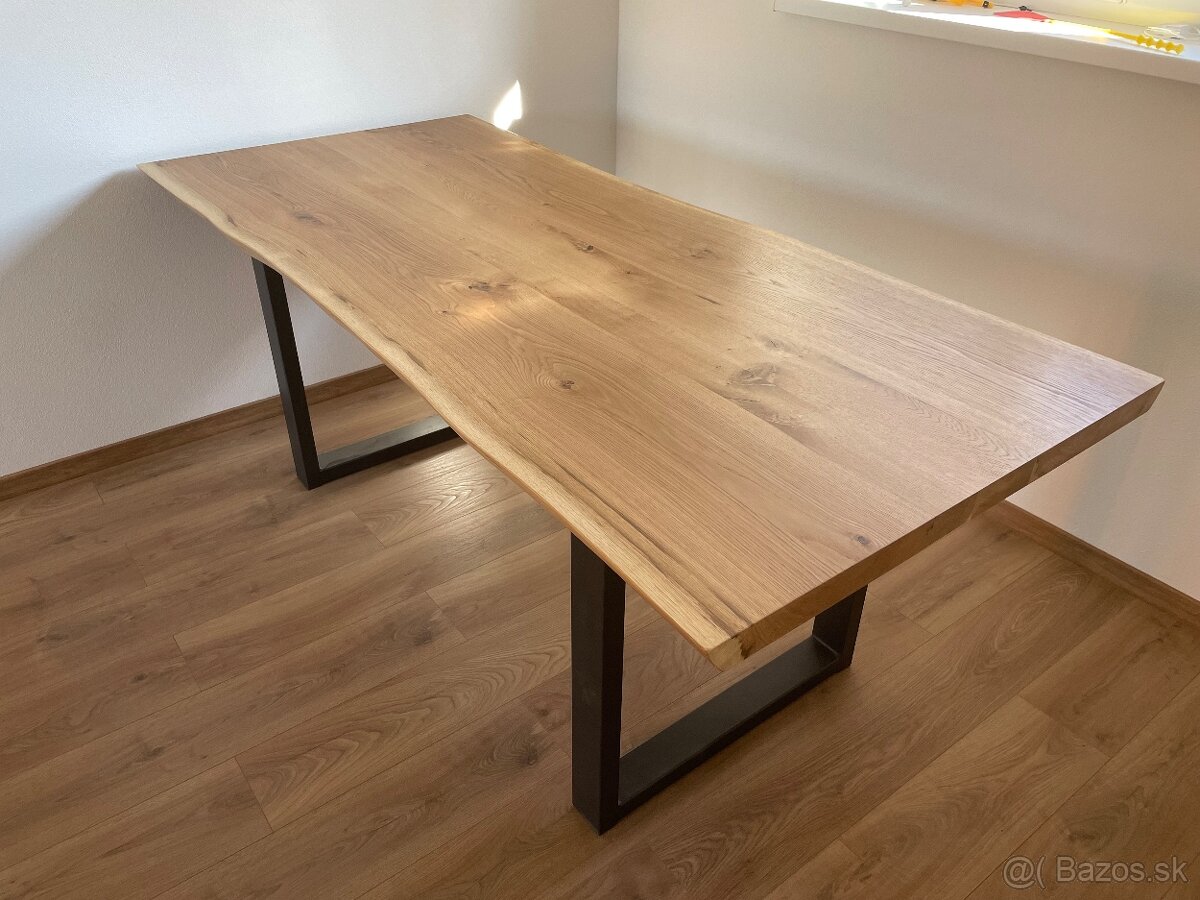 Masívny jedálenský stôl s prírodnou hranou - 18
