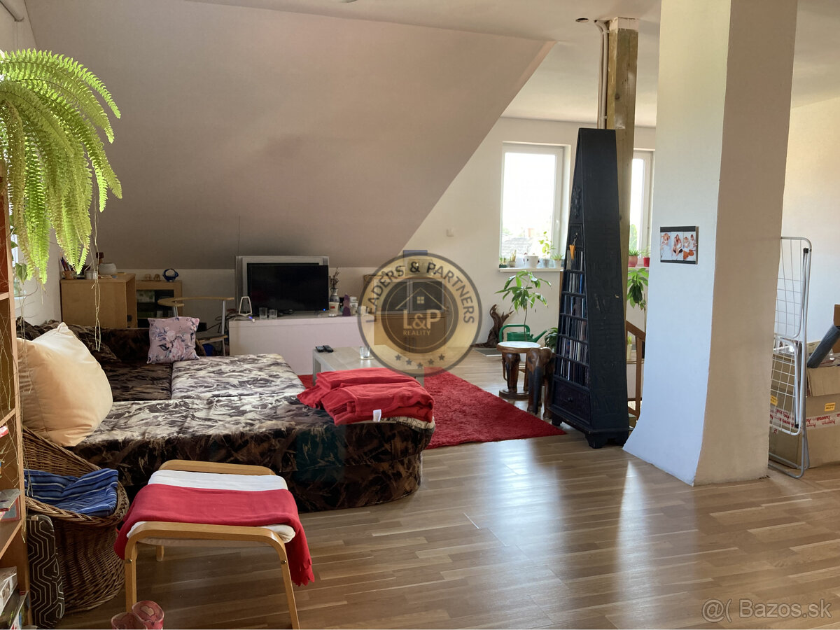 PREDAJ veľký 6izbový rodinný dom Bezenye. - 18