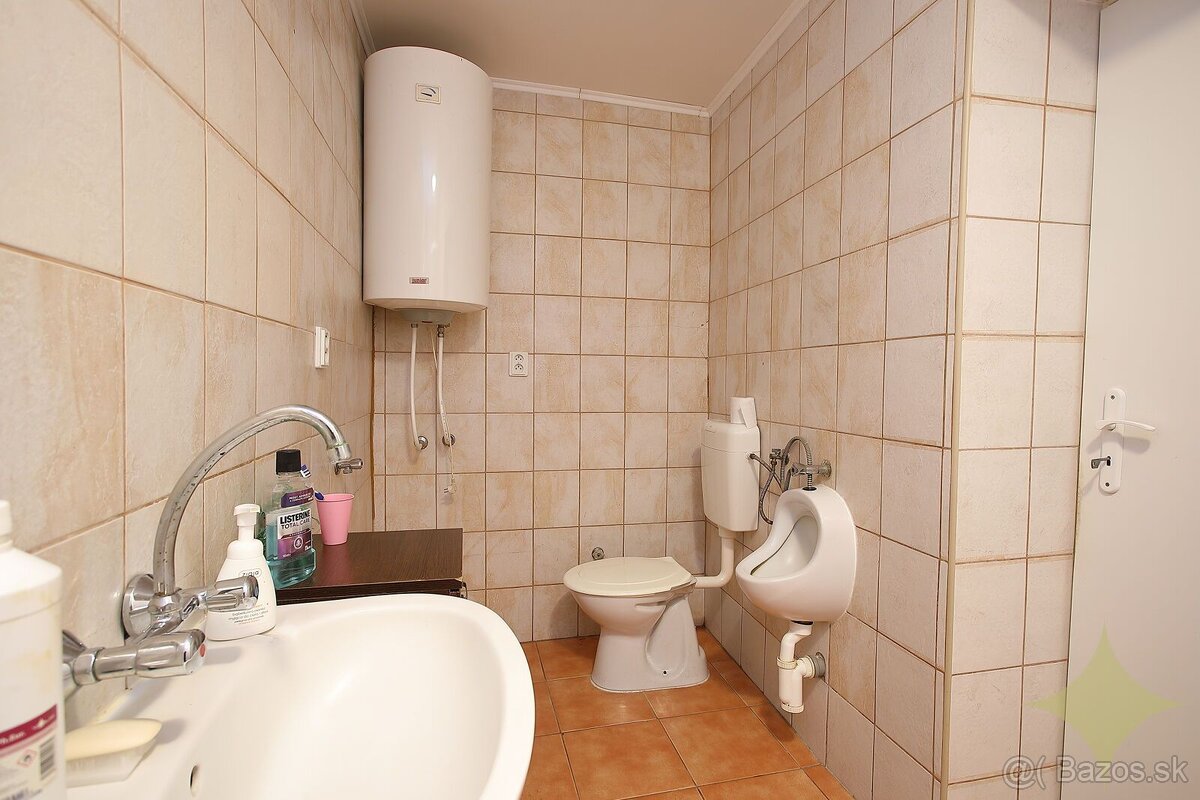 REZERVOVANÉ - Čiastočne zrekonštruovaný rodinný dom s letnou - 18