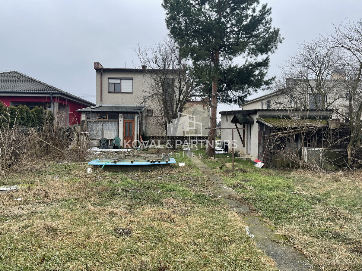 Priestranný poschodový rodinný dom s garážou - Kovarce - 18