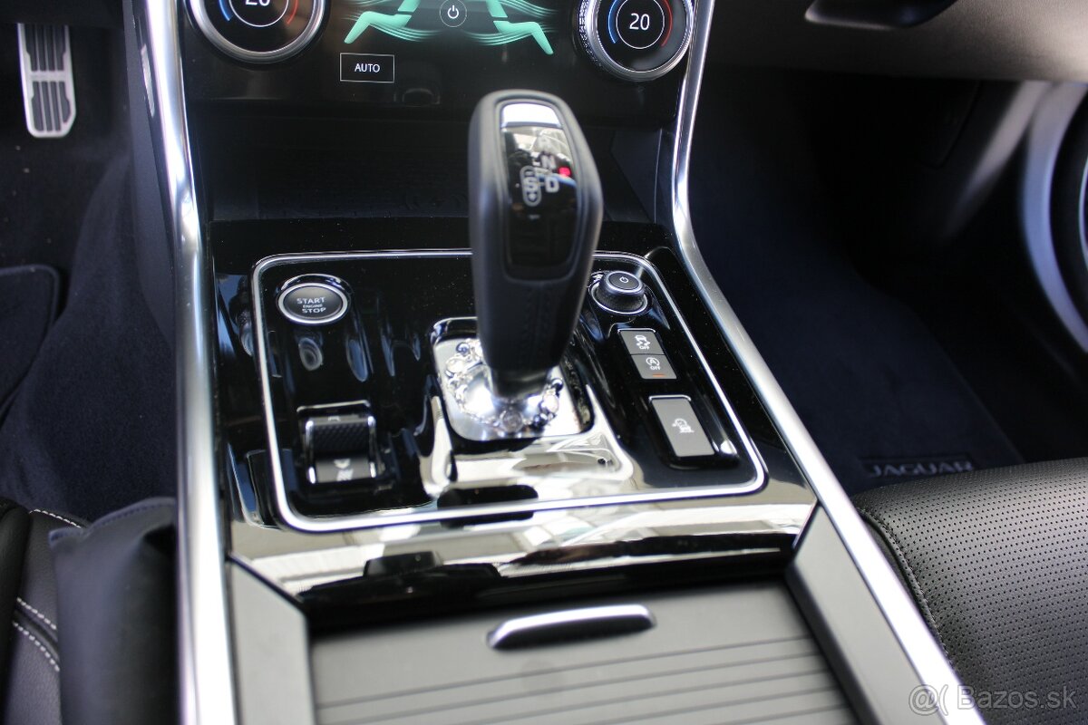 Jaguar XE 2.0D I4 R-Dyn SE AWD AT - 18