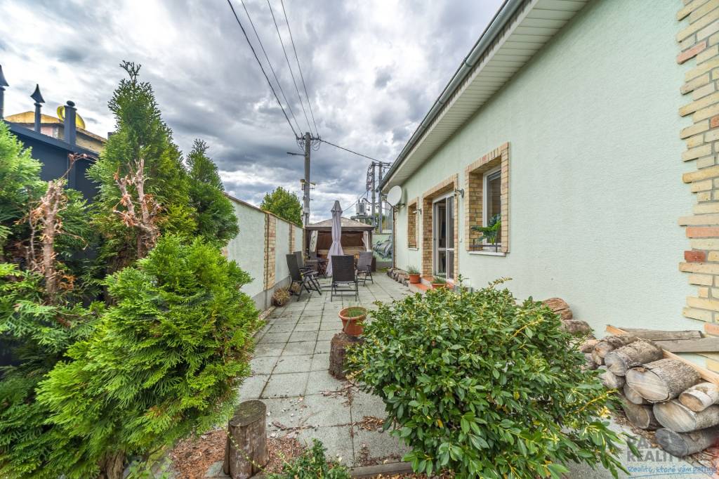 Rodinný dom s podkrovím, 2-garážou, parking, vírivka v srdci - 18