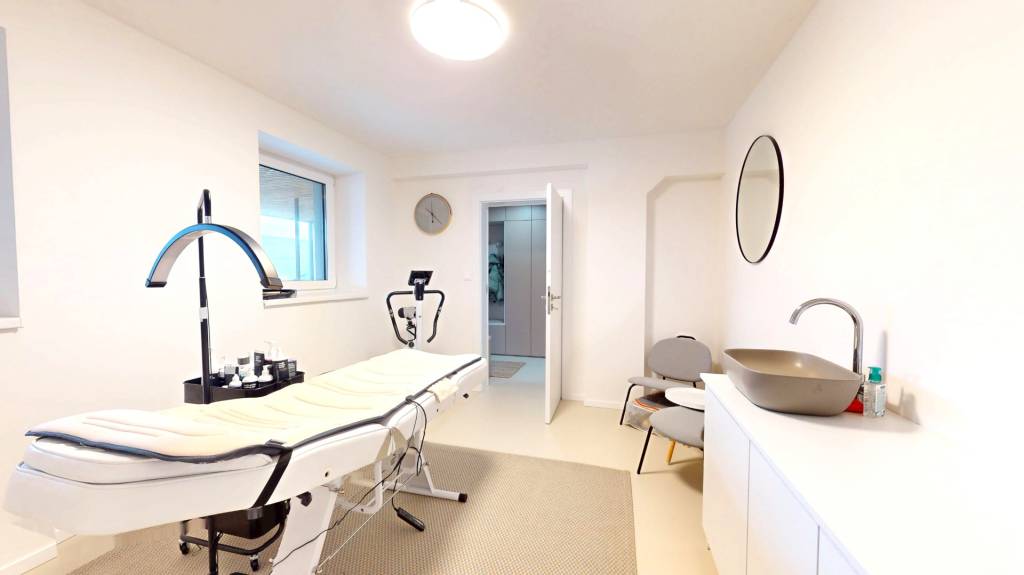 Novozariadený rodinný dom s veľkými spálňami i šatníkom pri - 18