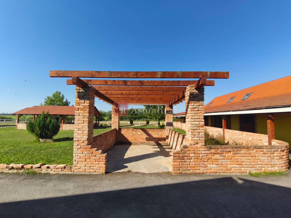 RANČ s haciendou, stajňami, 16.000m2 v blízkosti Lučenca - 18