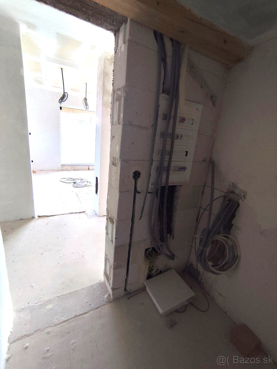 Rozostavaný 4 izbový rodinný dom na veľkorysom pozemku 1050 - 18