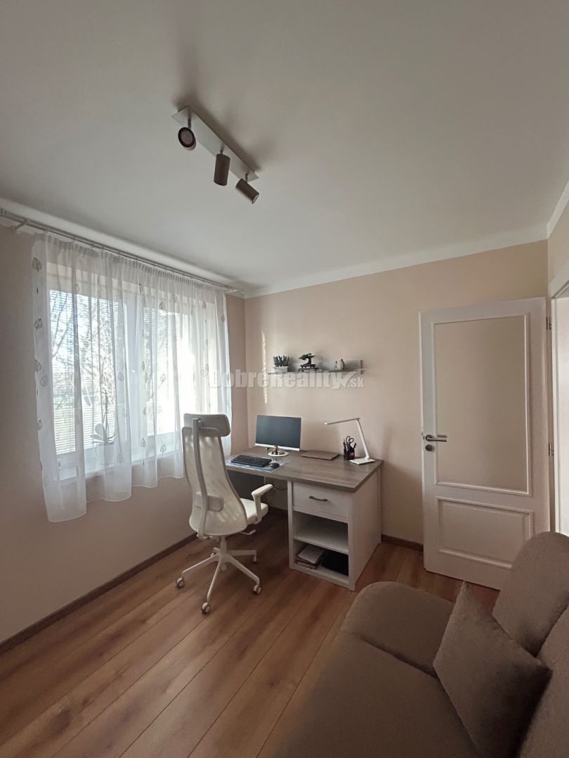 Unikátny 4 izbový rodinný dom pri jazere, kompletne zariaden - 18