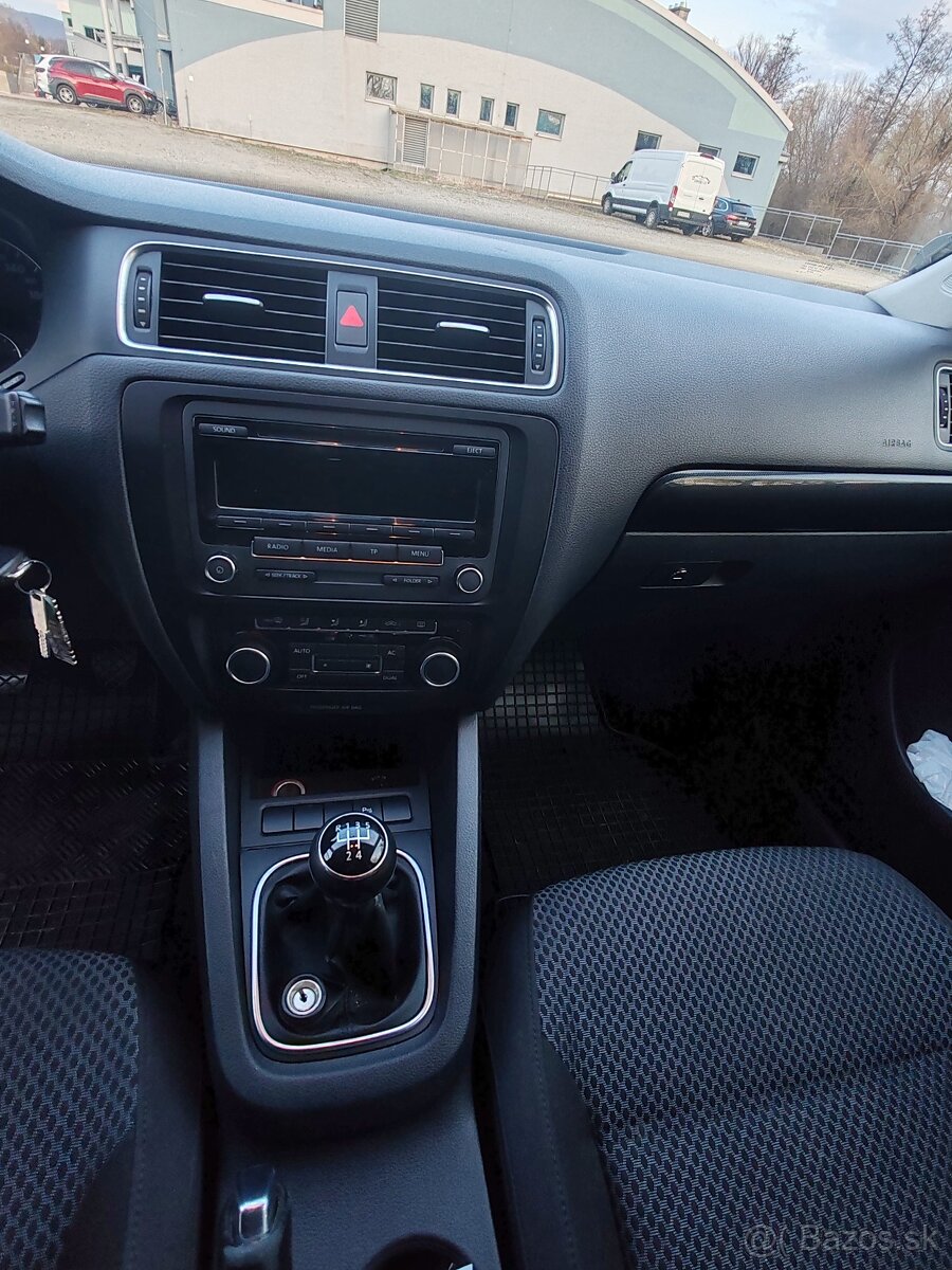 VOLKSWAGEN JETTA 1,6TDI - 18
