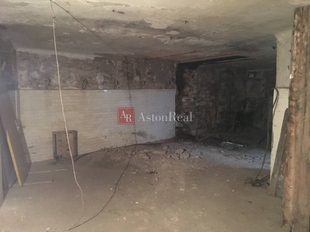 NA PREDAJ: veľký polyfunkčný dom v historickom centre mesta - 18